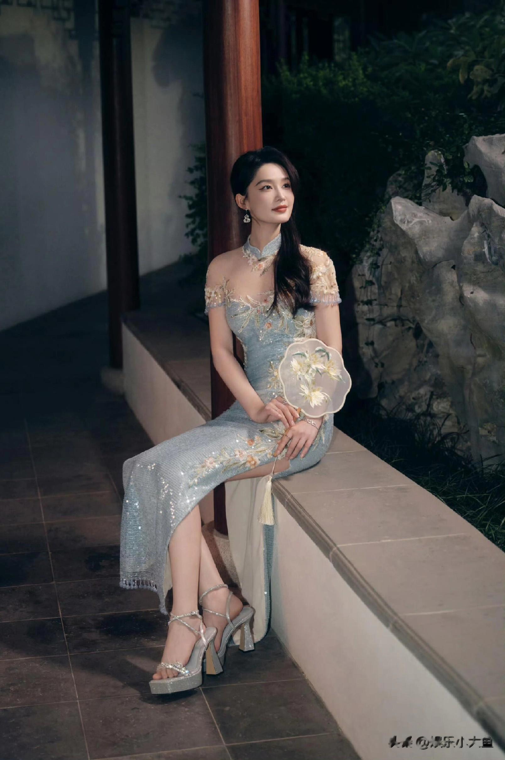 李沁中秋节出席大白兔活动，穿水蓝亮片刺绣旗袍，中式美人具象化