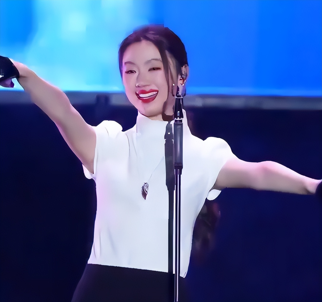 远离造神陷阱，官媒采访暴露单依纯真实处境，给所有歌手提了个醒