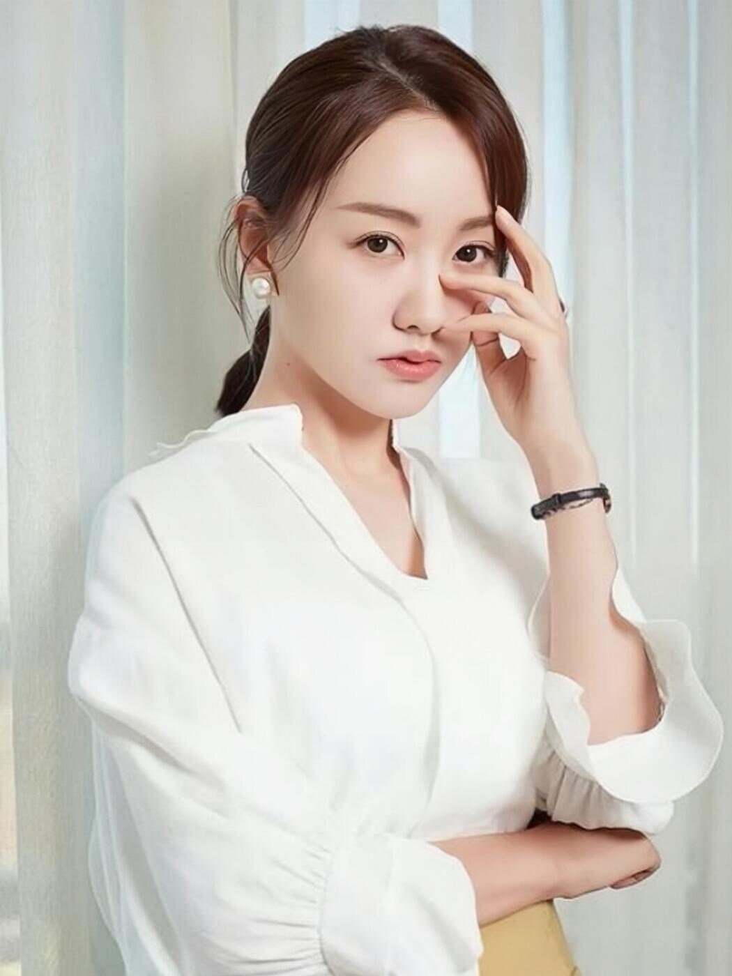 杨蓉穿雾霾蓝纱裙，短发造型温柔又惊艳