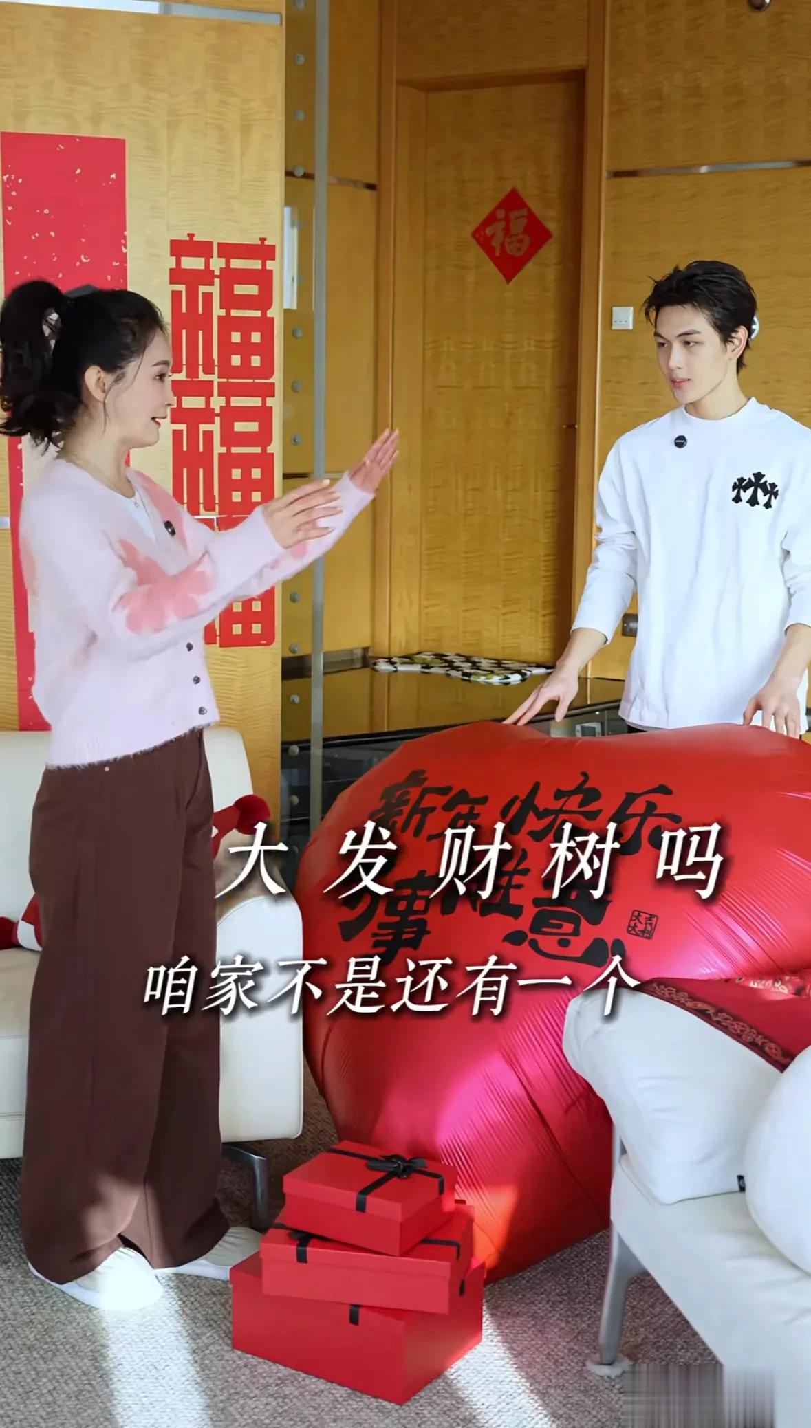 王艳带儿子装扮豪宅迎新年,19岁球球颜值逆袭,福气耳太抢镜