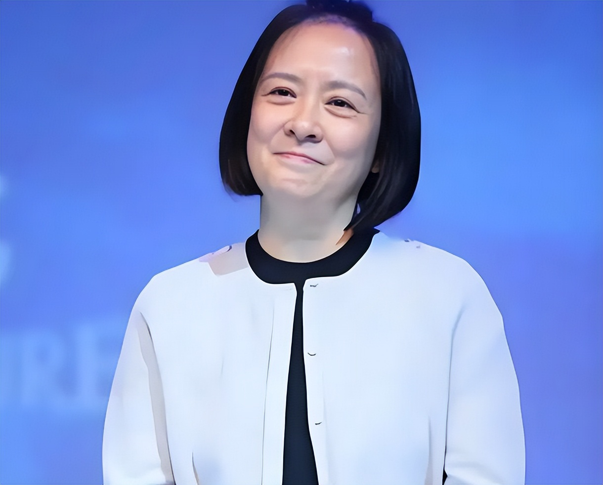 身价过亿坐拥北京一条街，陈道明得叫她姐，儿子是他骄傲更是心病