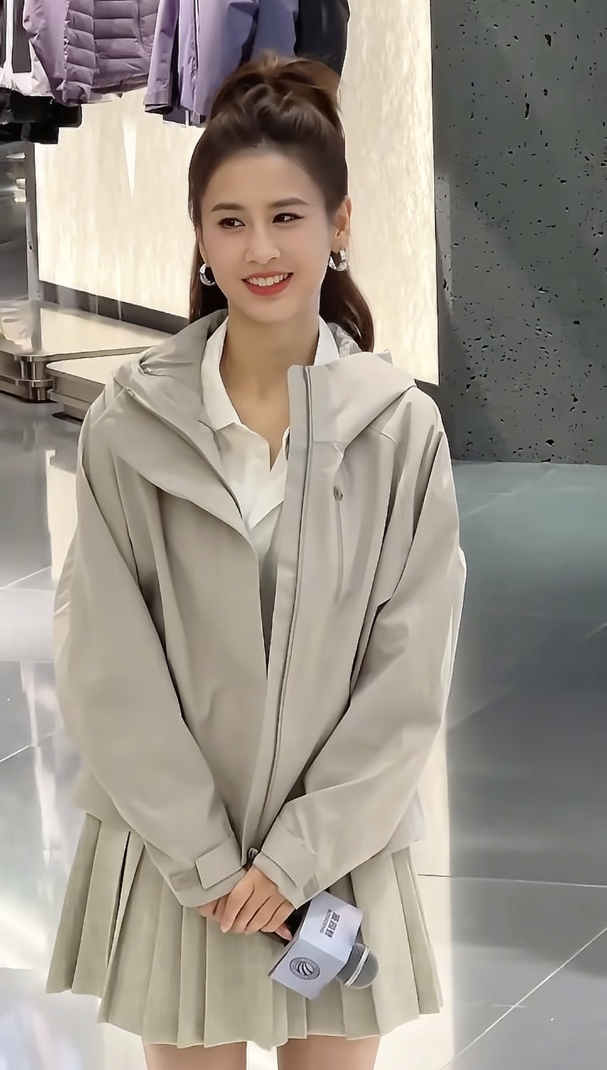 黄圣依活动近照,恢复单身的她越来越漂亮了,女明星要努力干事业