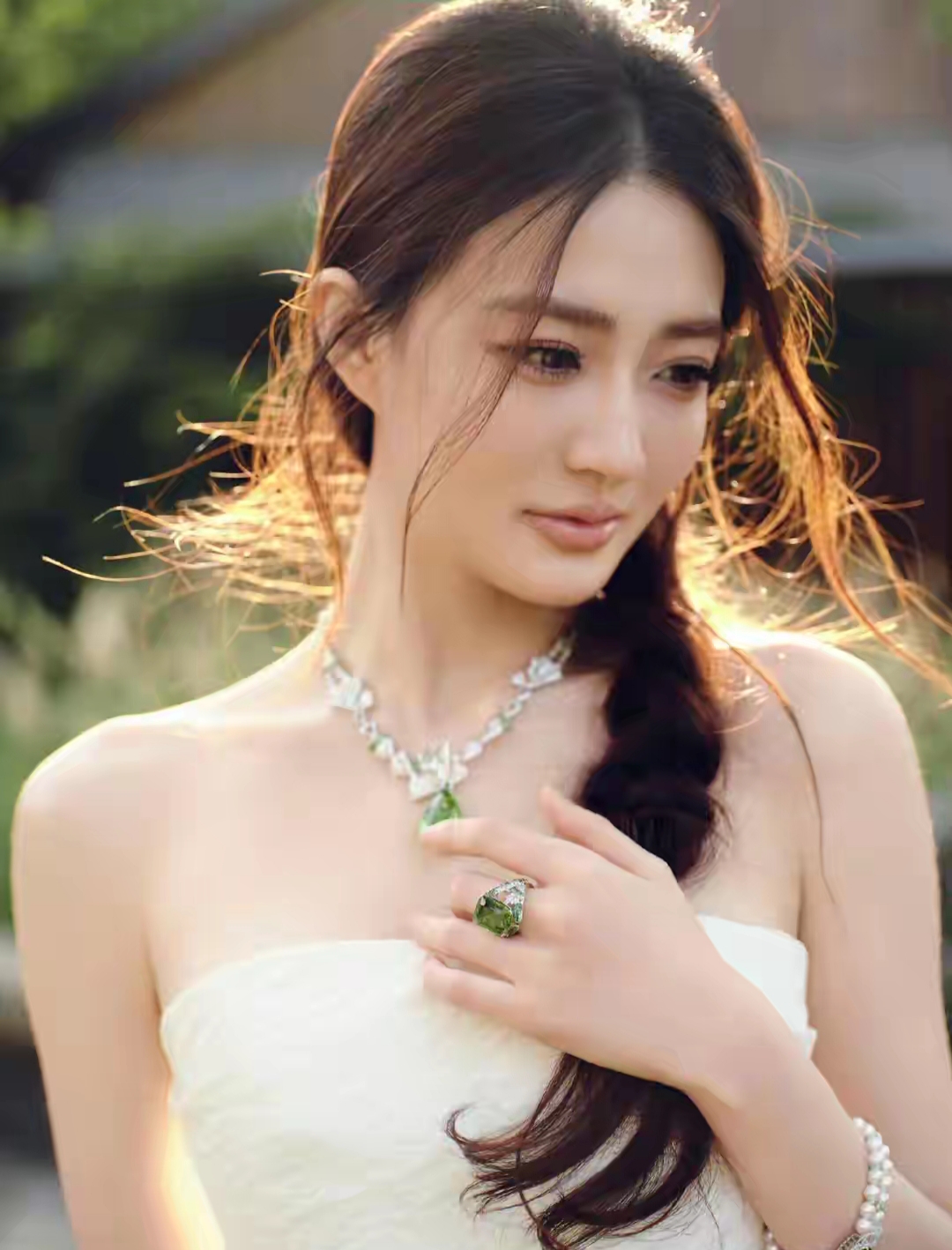 徐璐亮相昆山高级珠宝晚宴,白色抹胸裙配麻花辫,优雅又高级