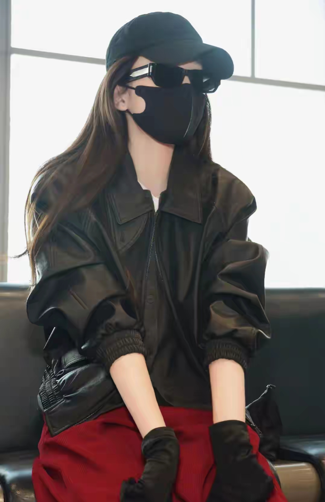 古力娜扎机场路透，黑红配穿搭尽显时尚范