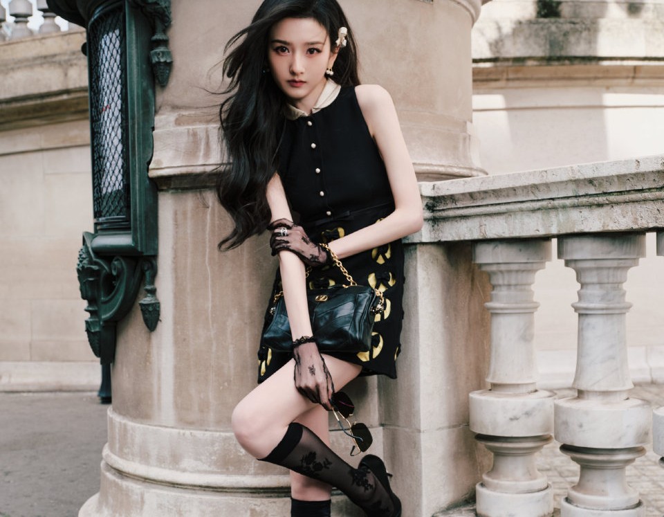 宋祖儿巴黎街头穿黑色蕾丝袜纯欲风拉满