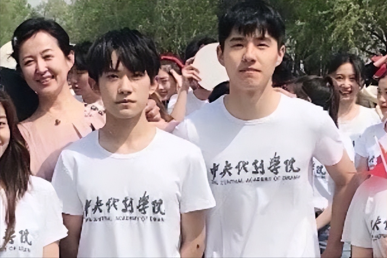 刘昊然斩获影帝不到24小时，恶心一幕发生，易烊千玺意外“躺枪”