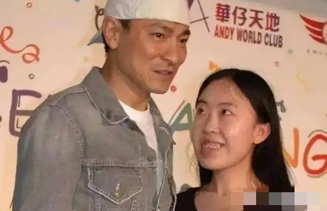 王嘉尔泰国活动被女子捏脸，女子自曝是王嘉尔女友，已恋爱3年