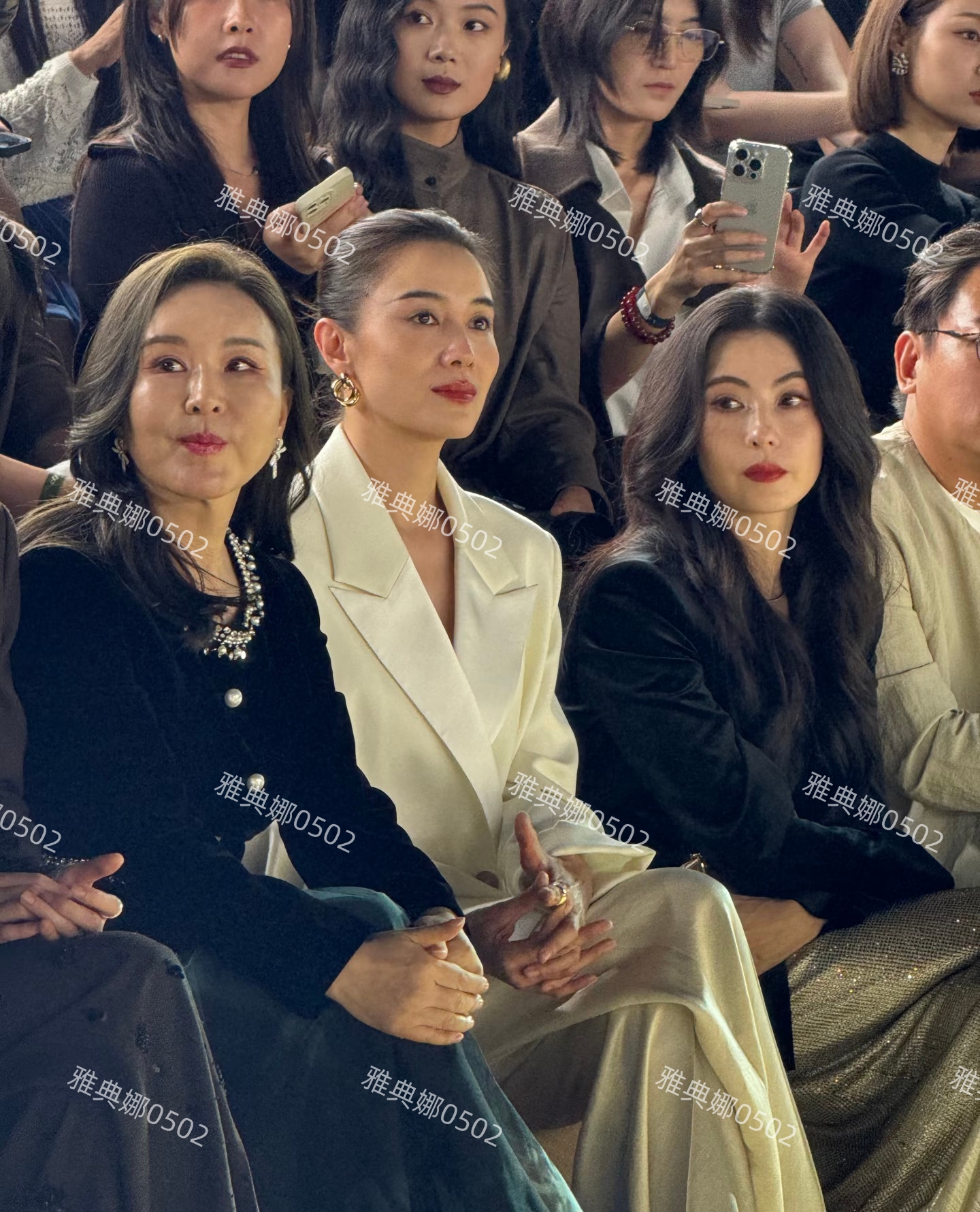 张柏芝虽然很漂亮但脸也有点僵了眼里满是疲惫,拍照开始挑角度了