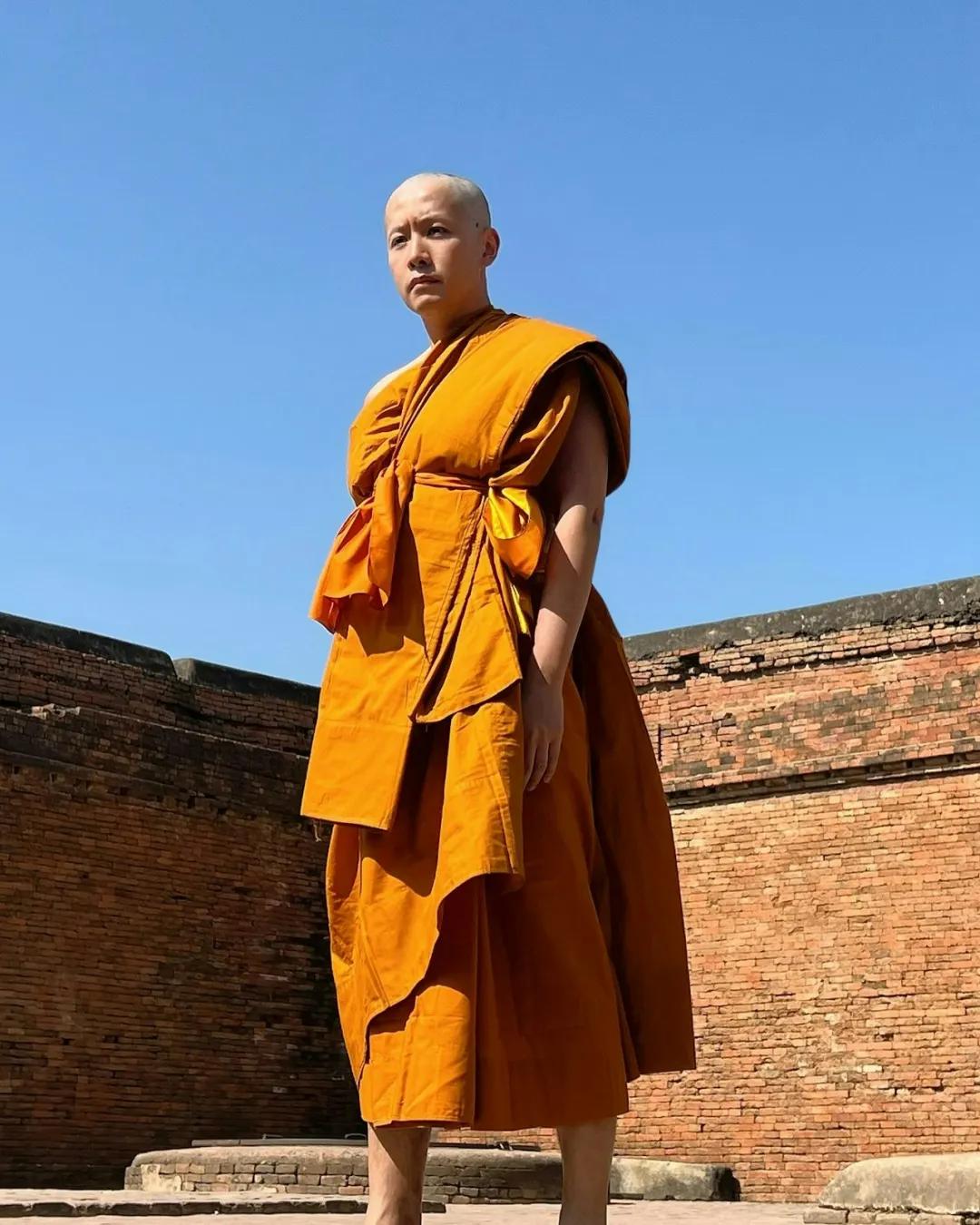 TVB退圈艺人一天打五份工照顾病父，独自入院求医感孤立无援