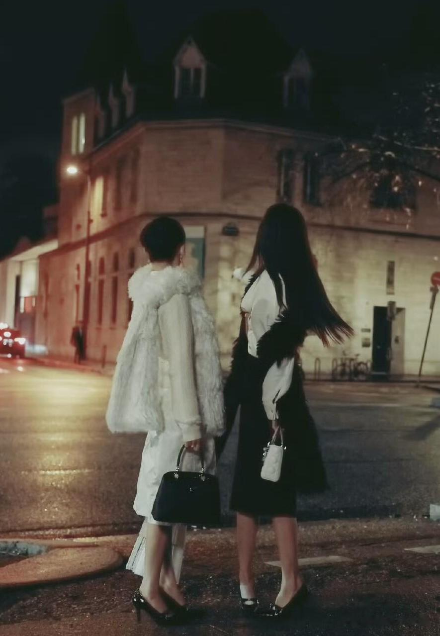 周也王玉雯巴黎街头的豪门姐妹花，优雅气场无人能敌，太美了