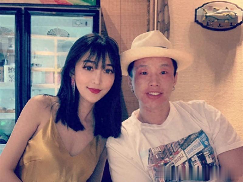 德云社烧饼妻子发文，晒照片合集，生了俩娃后，饼嫂依旧很漂亮