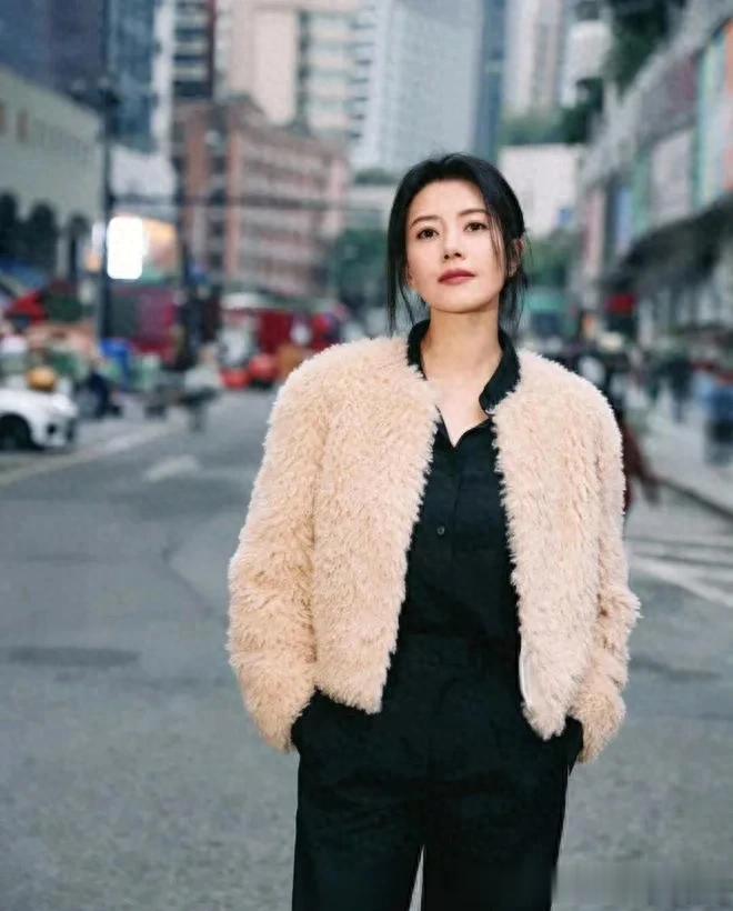 46岁高圆圆真是穿搭高手!穿羊羔毛外套+阔腿裤,时髦保暖又高级