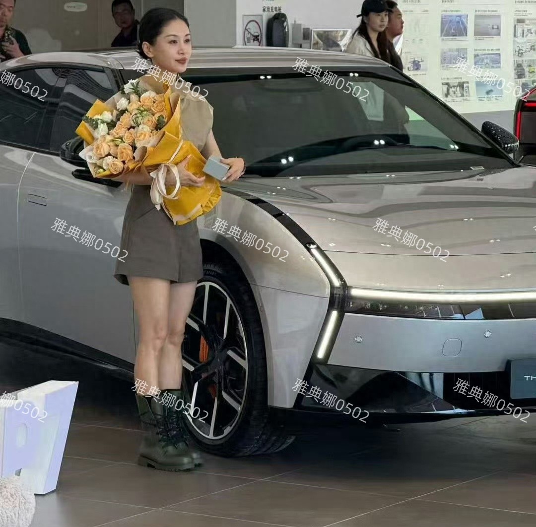 王子被新车暴露身高，她穿增高鞋站在1米4的车旁也没高出多少好矮