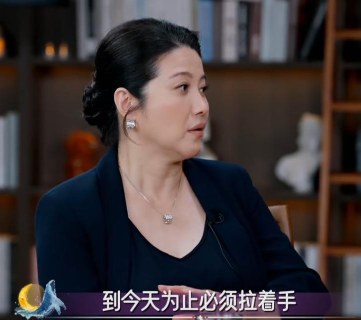 颜丙燕小20岁男友正脸曝光!185cm身高像男模,打耳钉一直牵着她