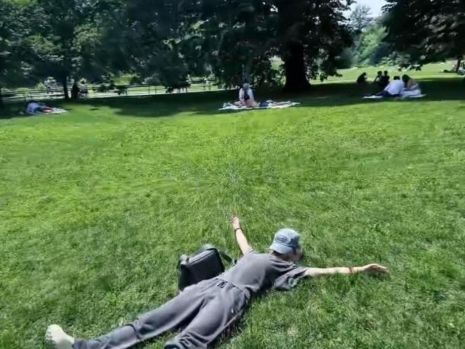 赵丽颖晒旅行照，不受《酱园弄》差评影响，满屏大长腿