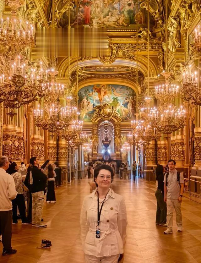 袁立与小12岁老公看展,53岁打扮一下年轻又漂亮,夫妻不显年龄差