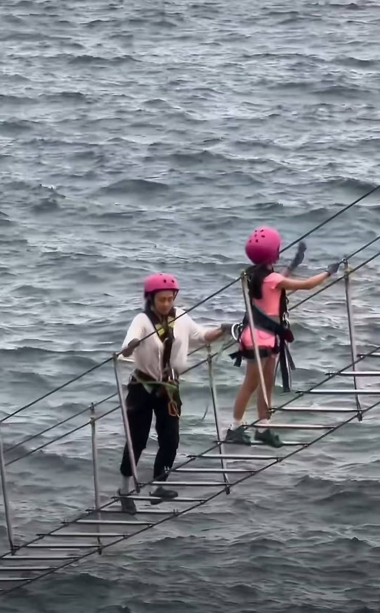 章子怡专心带俩娃玩！陪10岁女儿挑战飞拉达，汪峰陪森林北和继女
