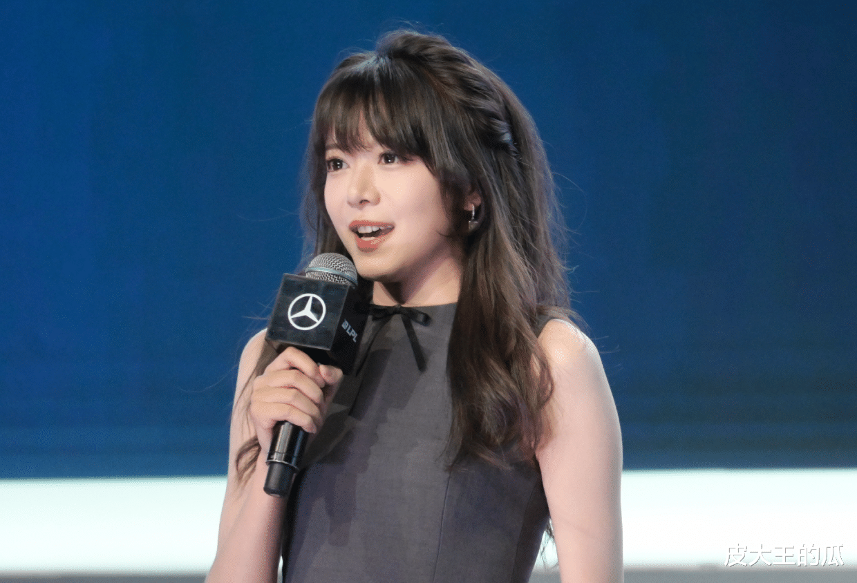 美女主持人线下开播,小粉丝直接用小天才合影,网友:全都是托!