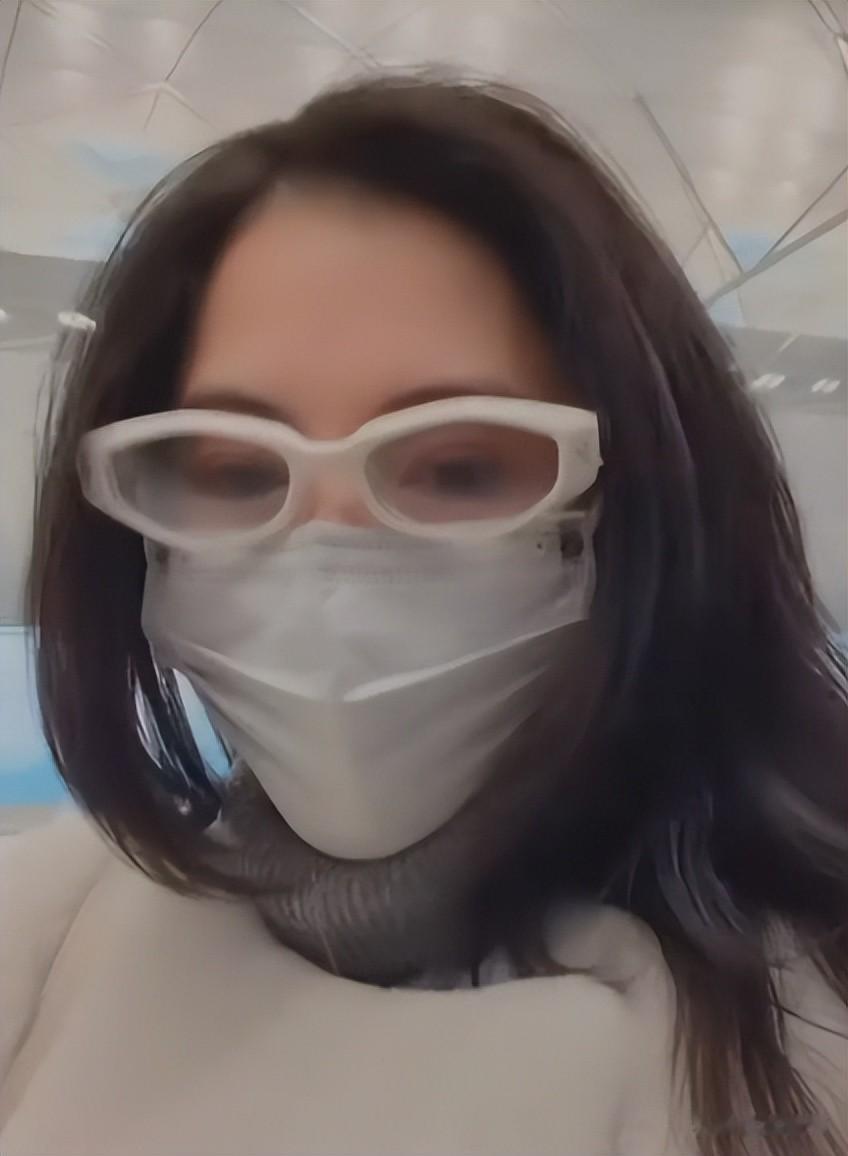 张柏芝带小儿子现身机场！胳膊戴满大金镯很阔气，把俩儿子留澳洲