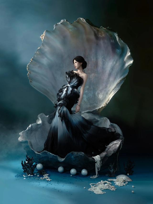 杨超越黑鸢尾长裙，人鱼公主暗夜绽放，侧颜锁骨太撩人