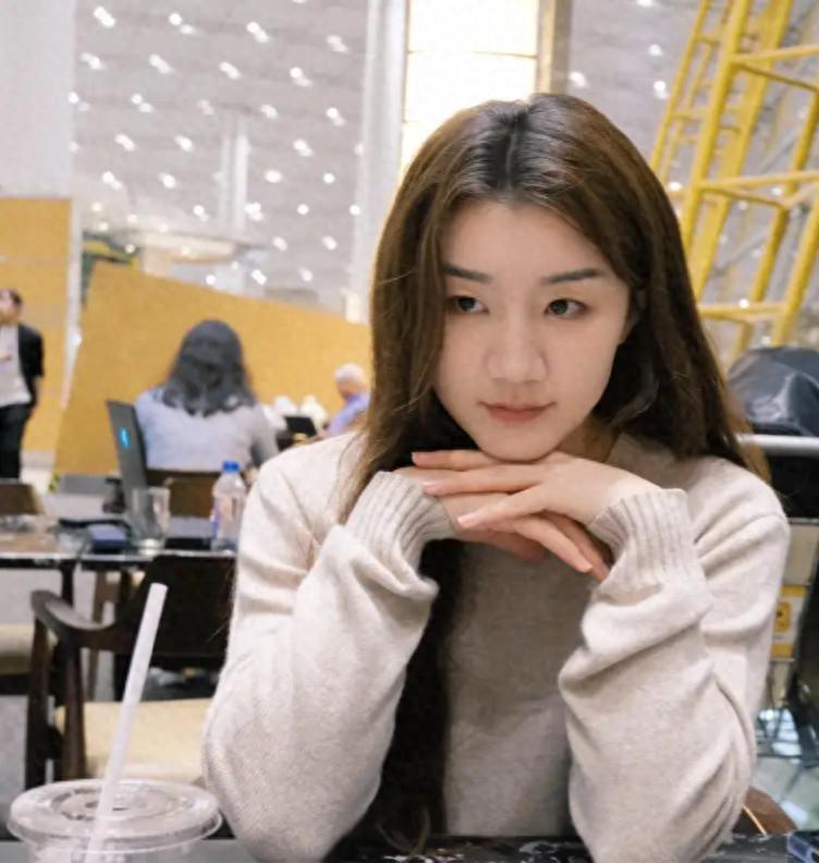 陈梦机场亮相,米色套装搭长卷发,温婉气质藏不住,美貌吸睛