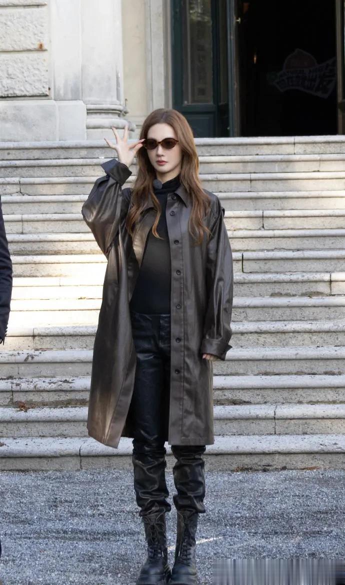 金晨这回风格大变!长款皮衣+皮裤+长筒靴,时髦又高级!