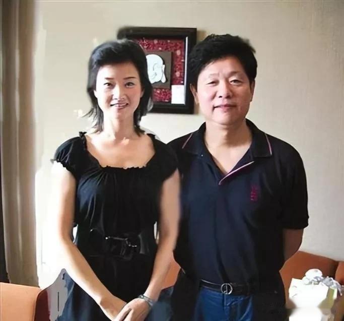 58岁宋祖英生活曝光：北京安家，体态富态且容颜依旧