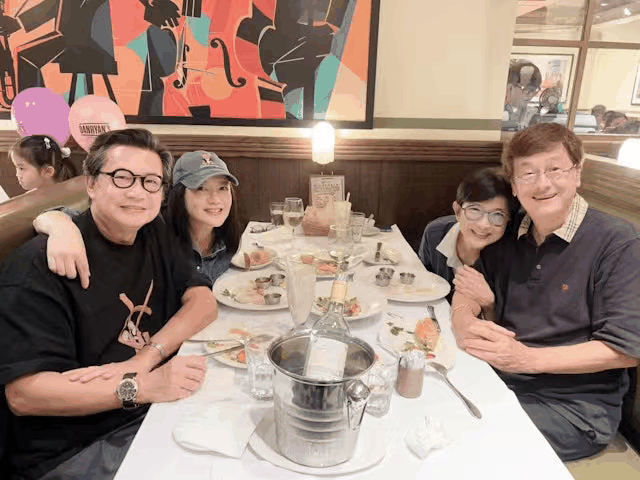 TVB知名主持现身聚会,当年主持颁奖礼惹争议,曾帮曾志伟打官司