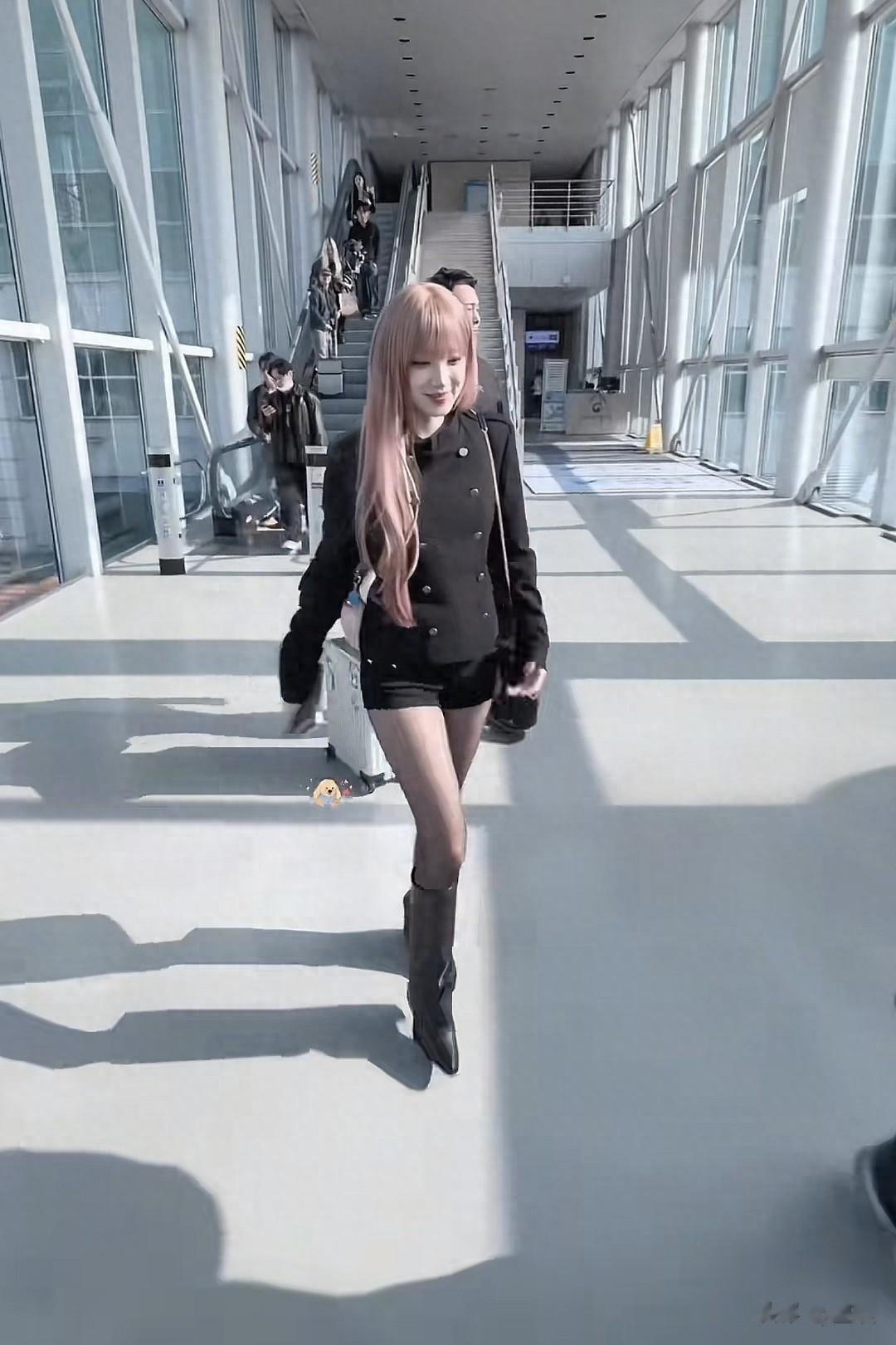 宋雨琦机场粉色长发，黑色短款外套配短裤