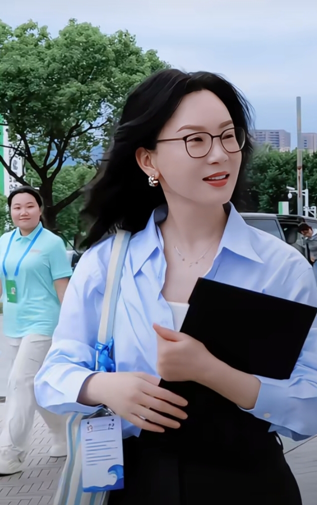 陈数又美出新高度,蓝衬衫配黑裤干练又精致