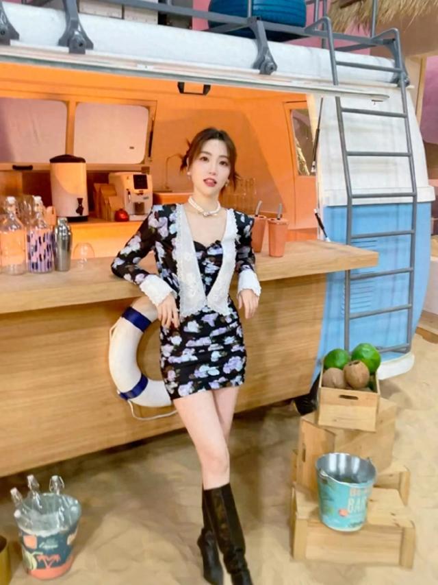 张纯烨雪白大长腿诱惑十足