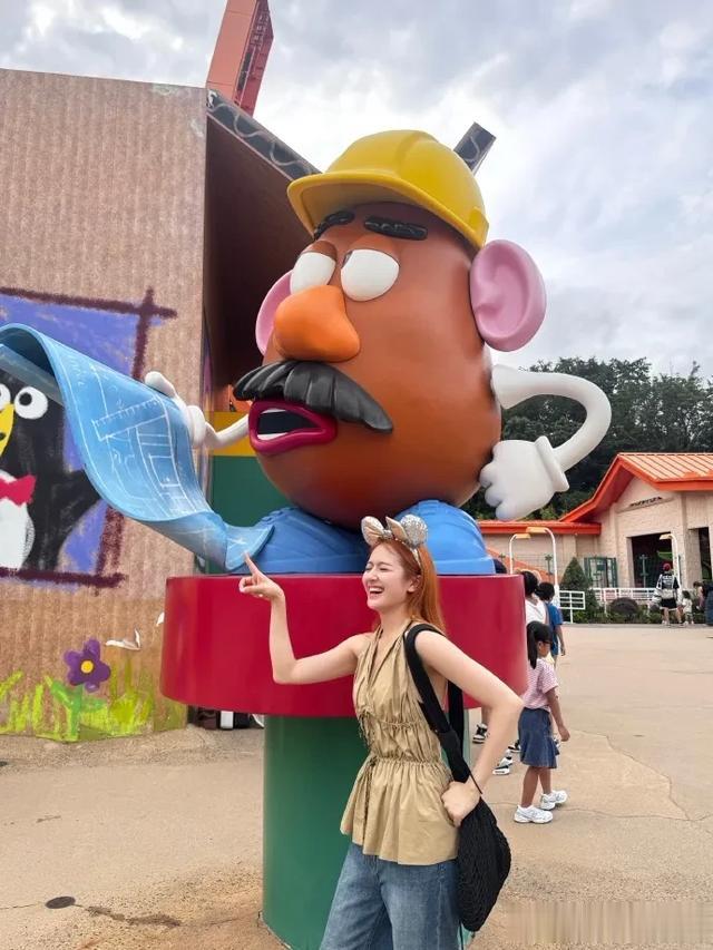 李兰迪晒迪士尼美照,穿露背上衣大秀好身材,笑容甜美似青春女大