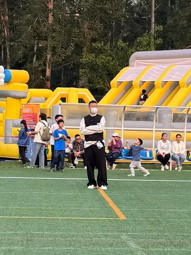 黄渤孙红雷杜江颖儿齐聚子女学校，森碟诺一霓娜也在，像明星聚会