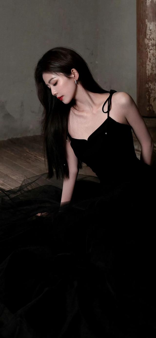 白鹿长发黑裙写真,真是美极了