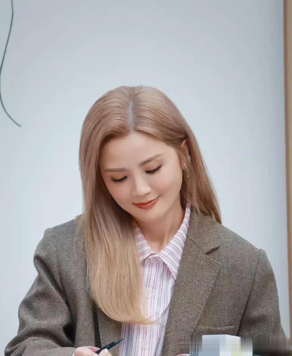 43岁阿Sa蔡卓妍恋爱后大回春!西装外套+衬衫+短裙,时髦又高级