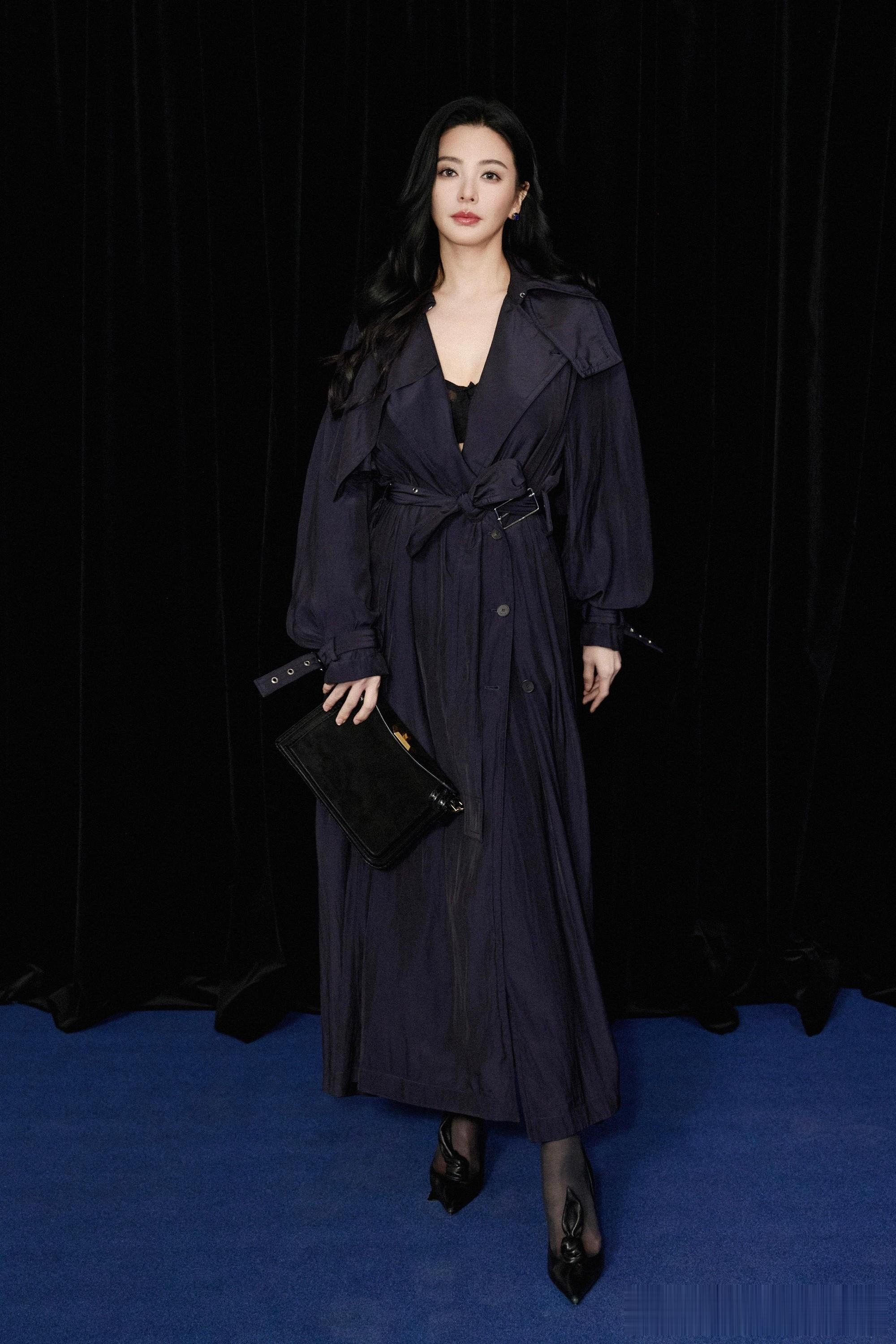 张雨绮巴黎时装周黑风衣造型，“若兰式”霸气氛围感直接拉满！