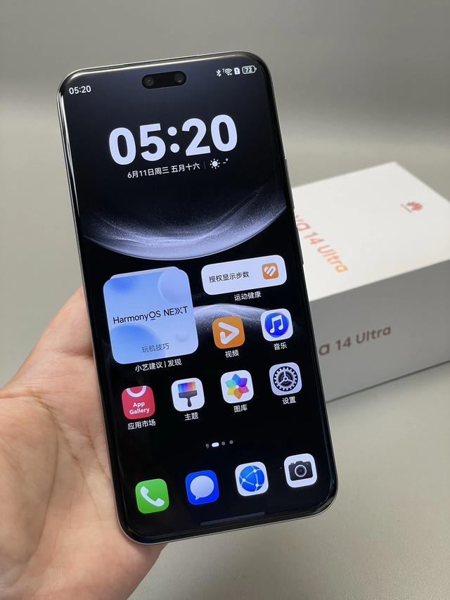 哎，真是搞不懂现在的小孩！给他买华为手机竟然不要