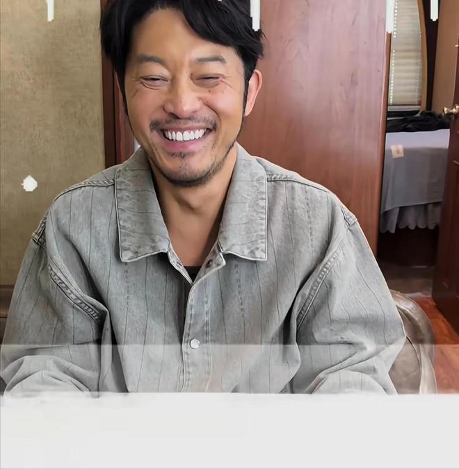 47岁黄晓明晒腹肌照惊呆网友！从油腻到型男，中年男星身材内卷太狠了