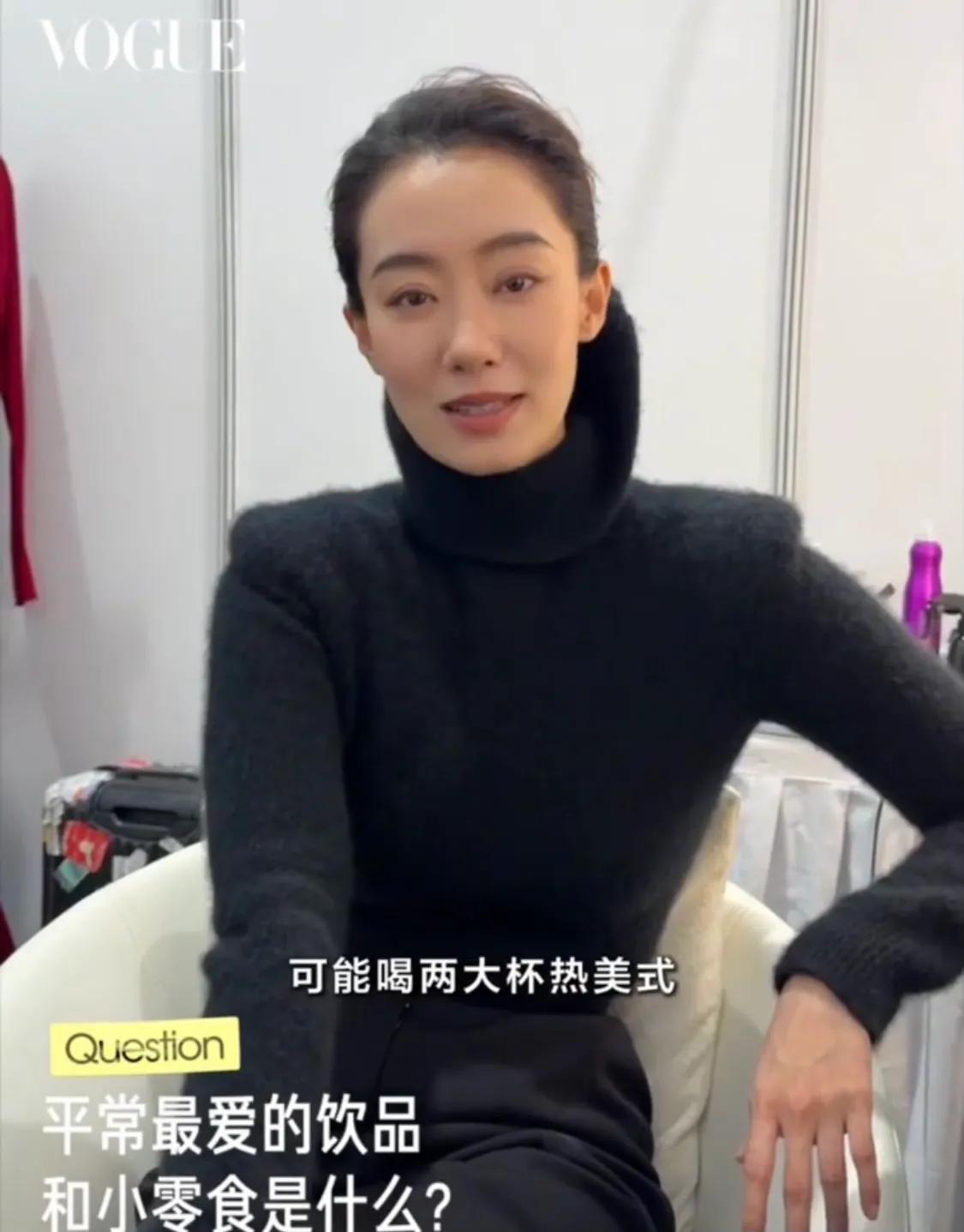 刘亦菲爱吃肉,杨幂穿睡衣上班,迪丽热巴又捂上了,宋佳私服帅气