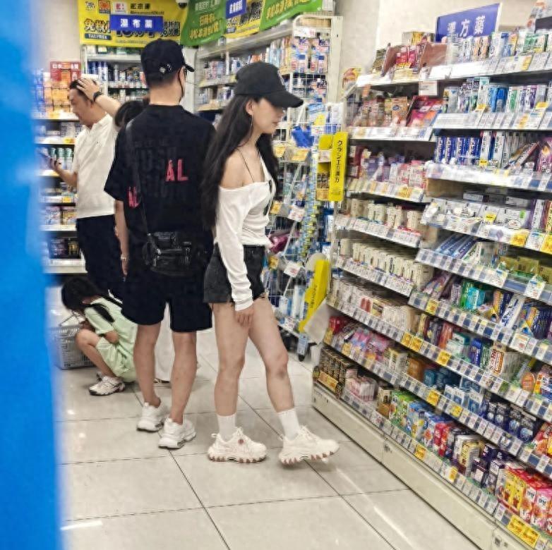 汪峰携女友逛药妆店，森林北生图惊艳皮肤白到发光