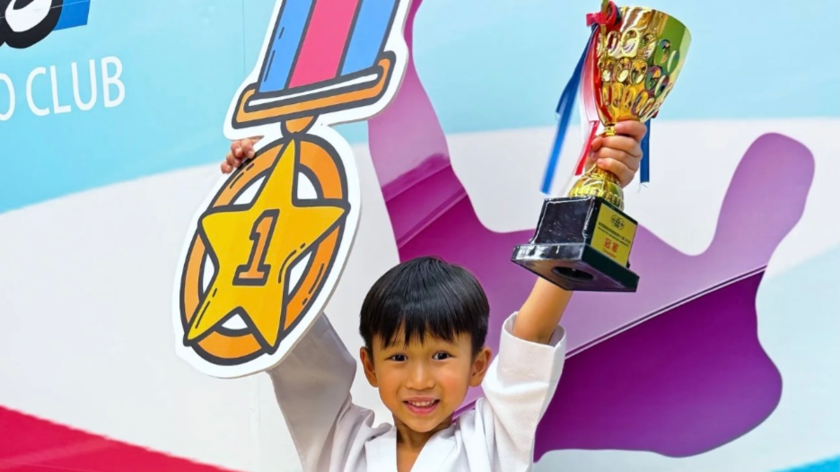 厉害！TVB视后二儿子跆拳道比赛夺冠，父子晒现场合照太温馨