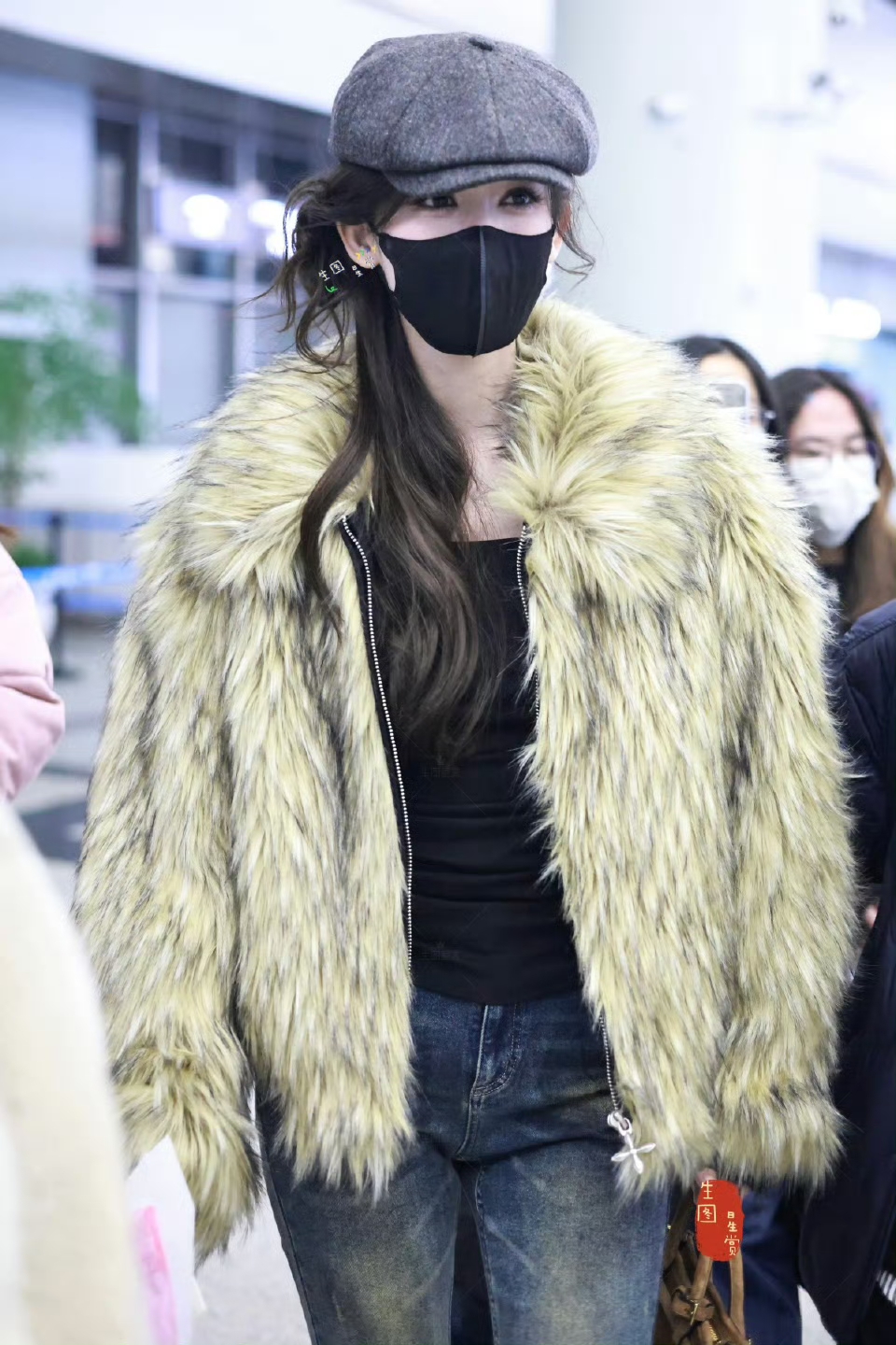 娜扎现身机场，皮草搭配牛仔裤慵懒又时髦，真又温柔又美到爆炸！