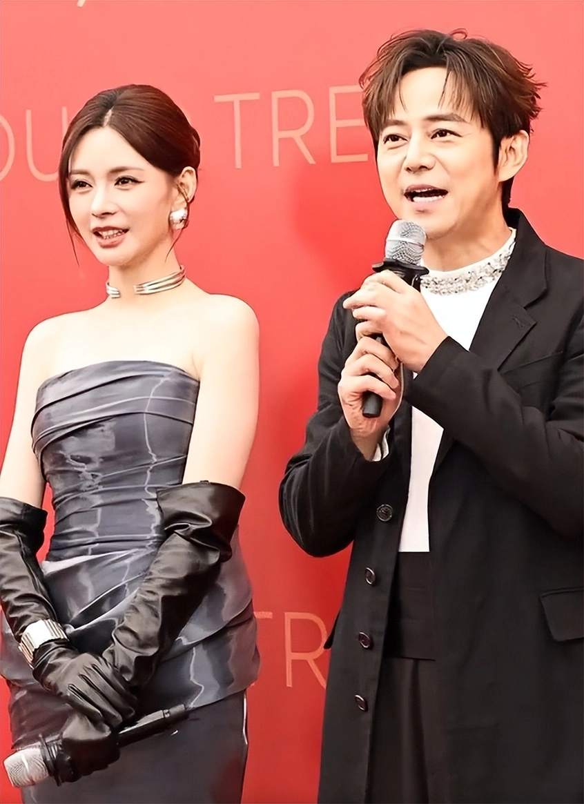 《声鸣远扬》决赛夜沈梦辰拼命赢红毯，那英随便穿绿裙就赢了？