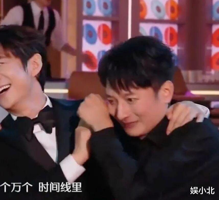 跨年晚会状况多:歌手跑调,演员假唱,主持人台下痛哭