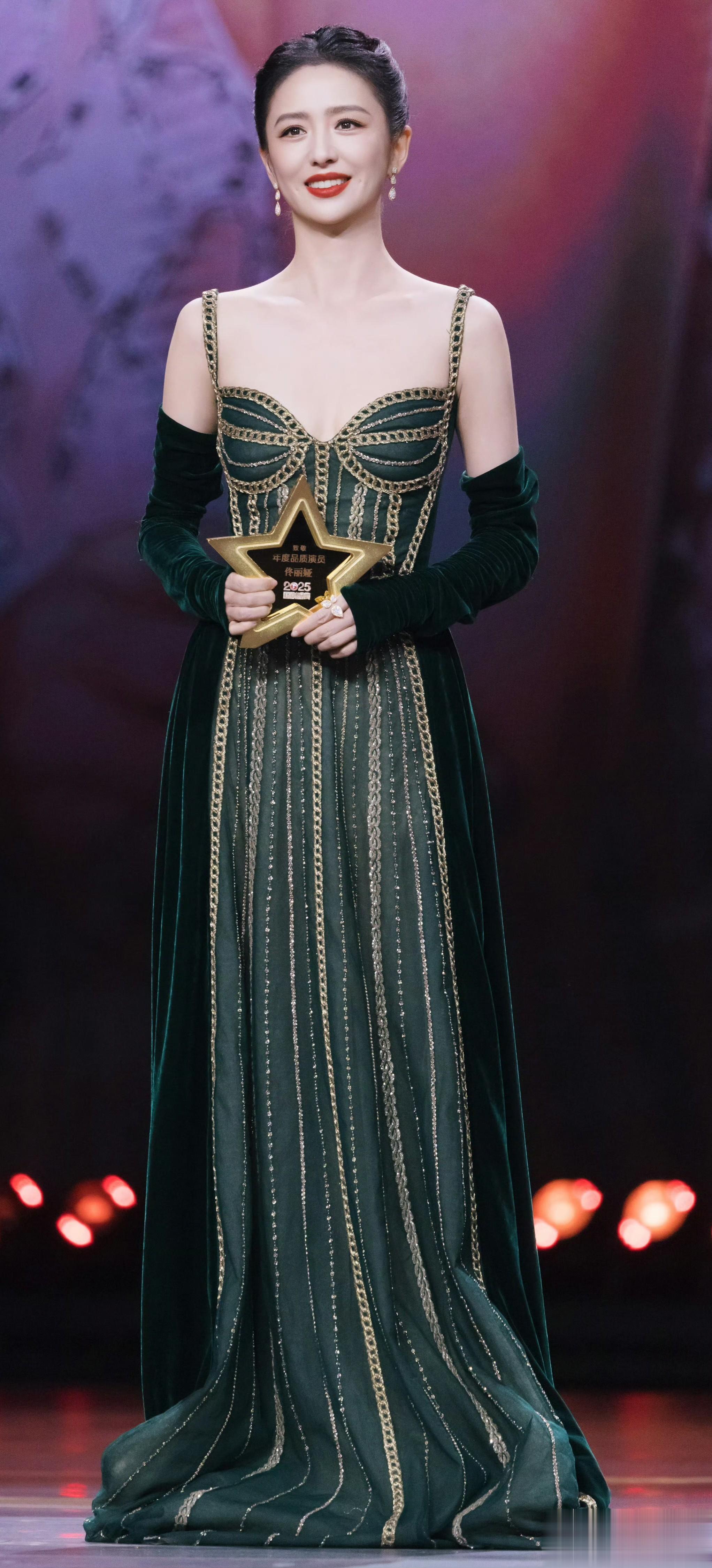 佟丽娅国剧盛典红毯造型，温婉如水的丫丫