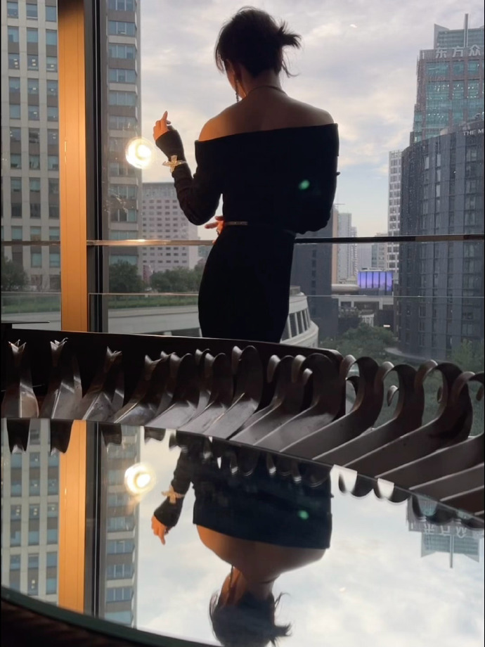 42岁孙俪近照美出新高，穿一字肩黑裙皮肤好白，颜值冻龄太绝了