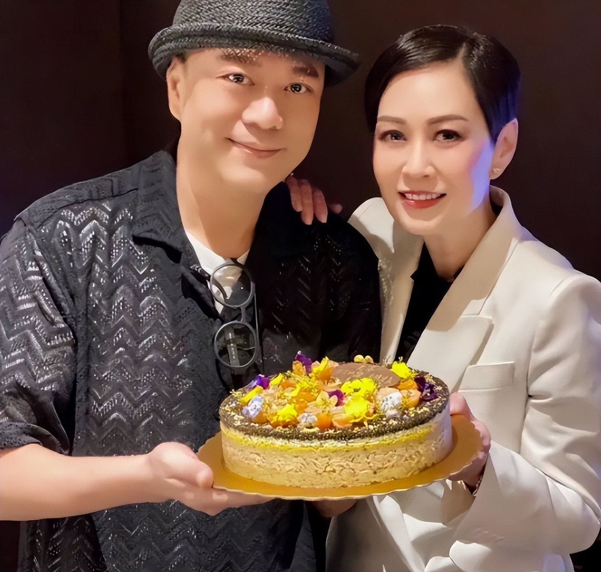 钱再多有什么用?64岁欧阳震华的现状,给所有中老年人提了个醒