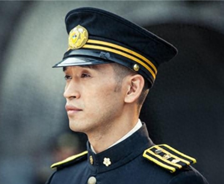 熬25年才爆红!爸爸是名导妈妈是戏骨,47岁凭《大生意人》出圈