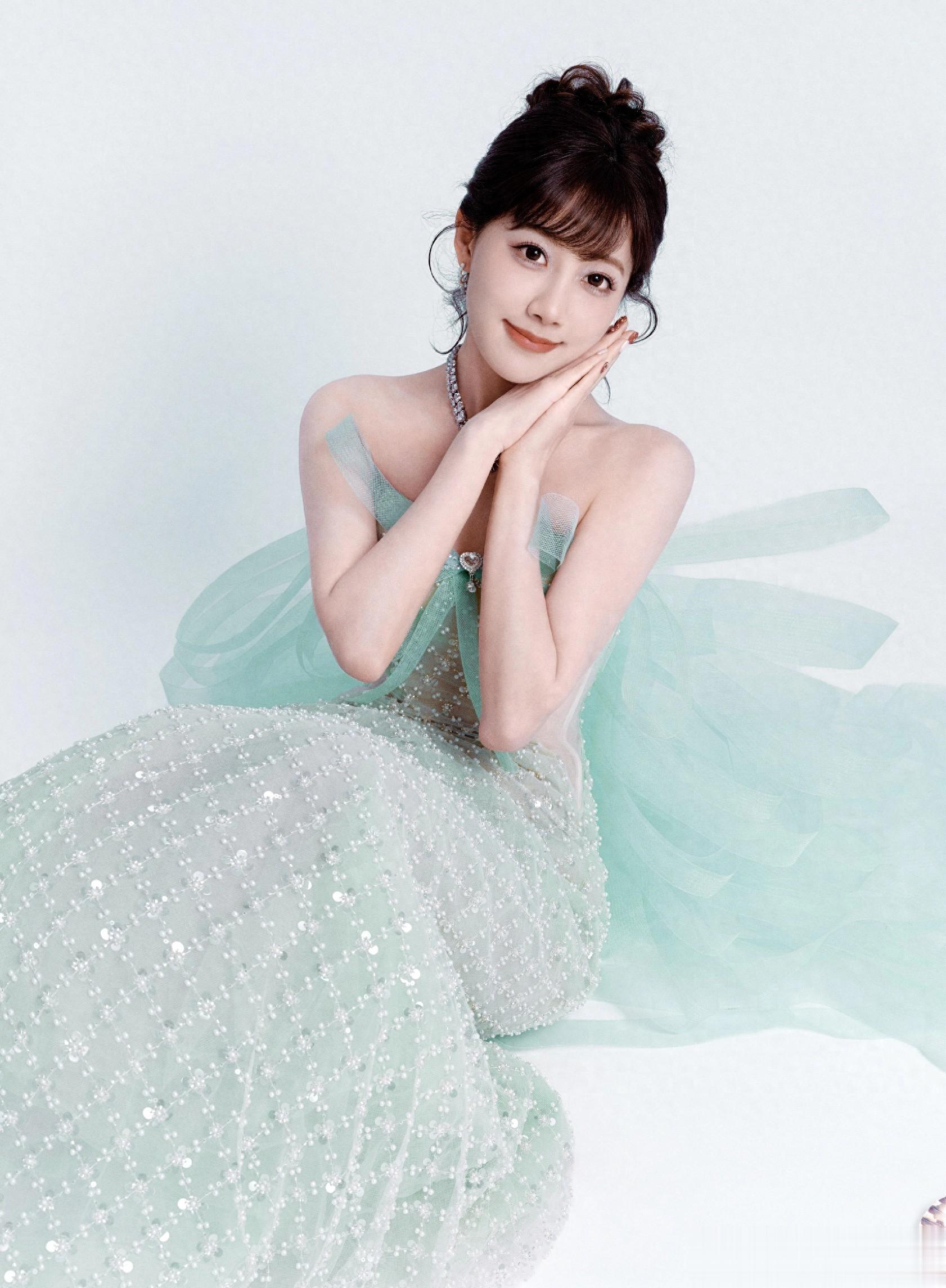 李艺彤分享生日写真美照，蓝色抹胸裙，灵动可爱美得让人移不开眼