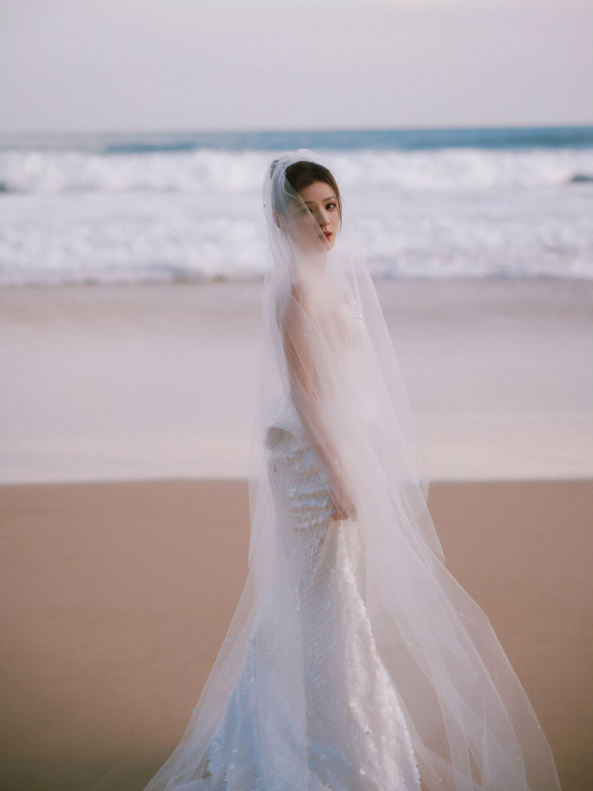 张予曦纯白抹胸礼裙，一起邂逅海边的浪漫~